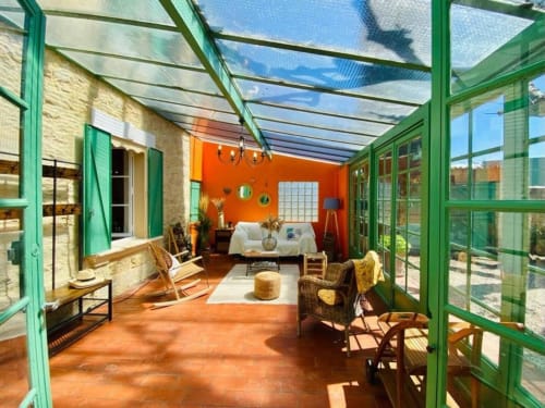 intérieur coloré de la véranda du le mas des olivades