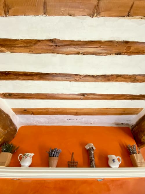 plafond avec ses poutres en bois incrustées