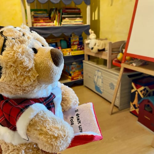 nounours pour enfant dans salle de jeu au mas des olivades
