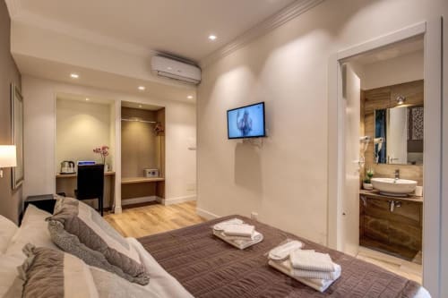 Suite camera Chester a Roma con bagno privato, TV a schermo piatto e servizi moderni