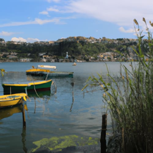 Panorama del Lago Miseno con le montagne sullo sfondo