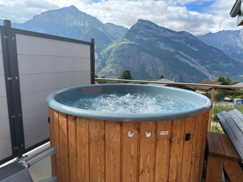 Bain à remous du Chalet d'hôtes Les Louettes à Saxon avec vue sur les Alpes