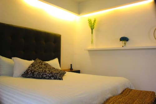 Modernes Hotelzimmer im Isla Tajín Beach & River Resort in Tuxpan mit Bett, schwarzem Kopfteil und Gartendekoration
