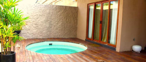 Kreisförmiger türkisfarbener Pool auf Holzterrasse im Isla Tajín Beach & River Resort mit Gartenblick, Tuxpan Mexiko