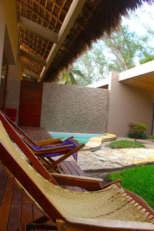 Hängematten mit Blick auf türkisfarbenen Pool und tropischen Garten im Isla Tajín Beach & River Resort, Tuxpan Mexiko