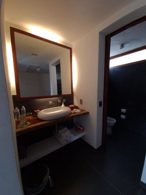 Modernes Badezimmer im Isla Tajín Beach & River Resort in Tuxpan mit beleuchtetem Spiegel und Aufsatzwaschbecken