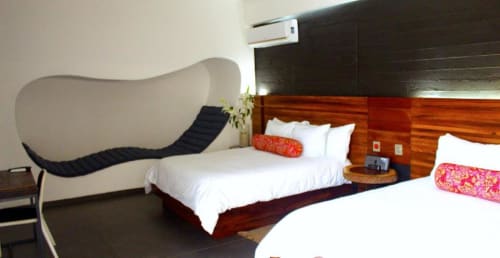 Modernes Hotelzimmer im Isla Tajín Beach & River Resort in Tuxpan mit zwei Betten, Gitarren-Wandkunst und tropischer Einrichtung
