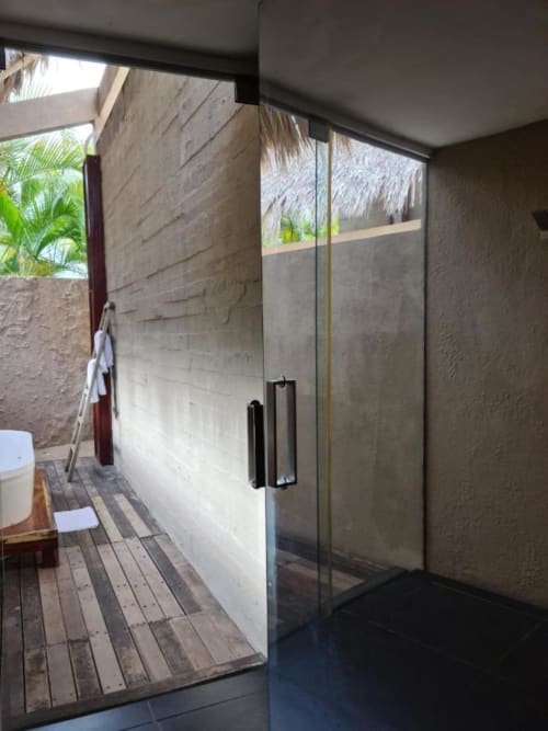 Modernes offenes Badezimmer mit Glasumrandung im Isla Tajín Beach & River Resort in Tuxpan, Mexiko