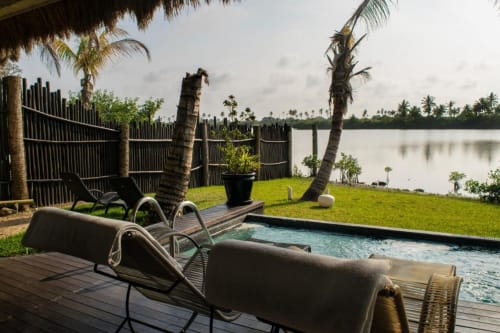 Liegestühle am Poolrand des Isla Tajín Beach & River Resort mit Blick auf den Fluss in Tuxpan, Mexiko