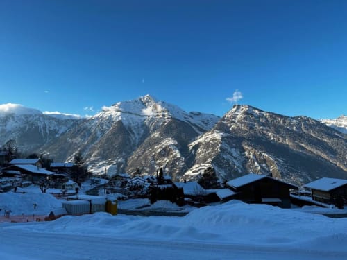 Petits chalets enneigés avec pics alpins spectaculaires à Saxon, Suisse. Vue montagnarde depuis Les Louettes.