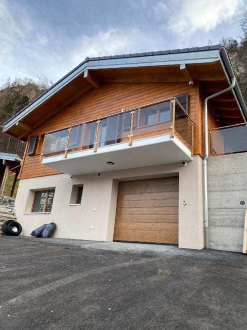 Chalet en bois moderne Chalet d'hôtes Les Louettes à Saxon avec vue montagne et garage