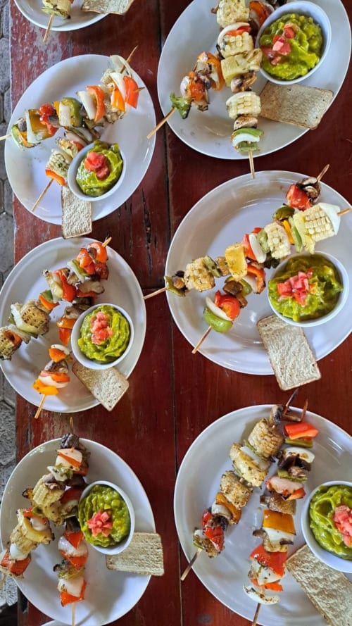 Brochetas de verduras y elote a la parrilla con guacamole y pan servidas en el hostal Cayuco Maya, Bacalar