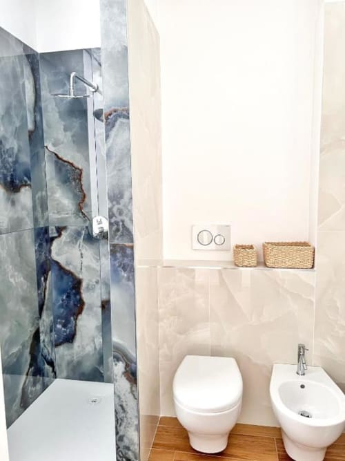 Bagno moderno a Finella Charming Rooms Bari con doccia walk-in, wc, bidet e piastrelle color crema