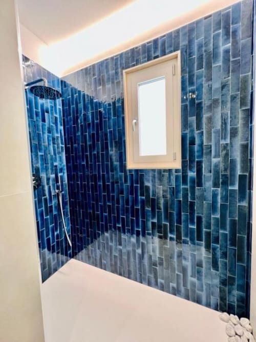 Bagno moderno di Finella Charming Rooms Bari con doccia in piastrelle blu e soffione pioggia