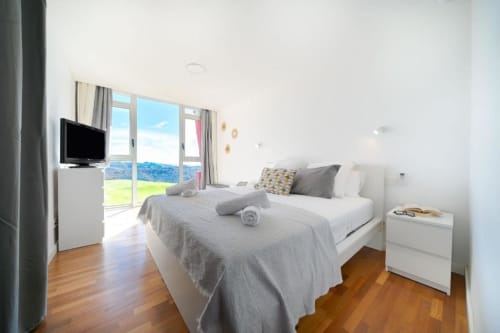 Dormitorio luminoso de villa en Maspalomas con vistas panorámicas, mobiliario moderno y acceso a terraza con vista a la piscina