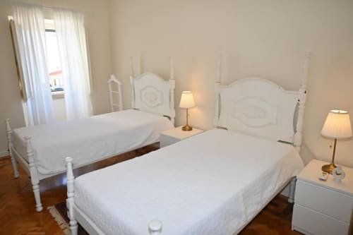 Chambre twin à la Villa Sor à Ponte de Sor avec lits blancs, tables de nuit et lampes