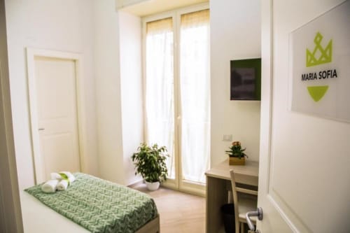 Habitación María Sofía verde en Borgo Angioino B&B Nápoles con cama, escritorio y vista al patio interior