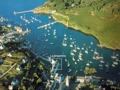 Vue aérienne de La Brigantine, appartement côtier à Locmaria, Belle Île en Mer, avec voiliers dans les eaux turquoise du port