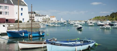 Charmant port de Locmaria, Belle Île-en-Mer avec bateaux de pêche colorés et bâtiments côtiers