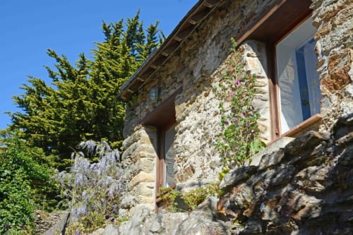 Maison de pierre Les Galets à Locmaria, Belle Île en Mer, avec lavande et plantes grimpantes sur murs rustiques