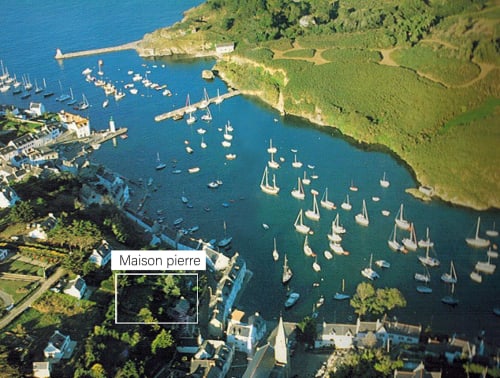 Vue aérienne du port de Locmaria avec voiliers et chaumières côtières sur Belle Île en Mer