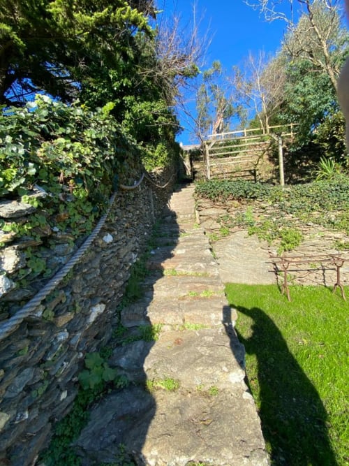 Sentier du jardin de pierre aux Locmaria, Belle Île en Mer, entouré de verdure luxuriante