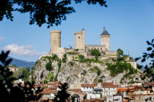 Château médiéval dominant Mirepoix avec toits en terre cuite et montagnes de l'Ariège en Occitanie
