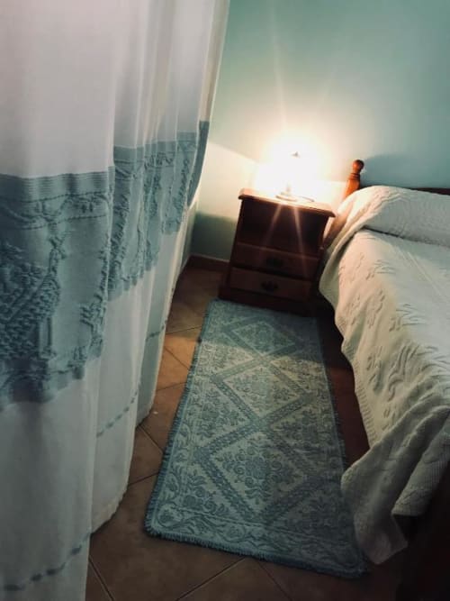 Camera luminosa presso Agriturismo Su Barraccu a Loceri con vista giardino, tende bianche, letto e mobili in legno