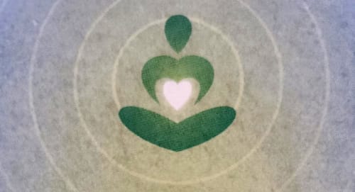 Grünes Herz mit weißem Zentrum und konzentrischen Kreisen, Wellness-Branding La Bouscatière B&B, Moustiers-Sainte-Marie