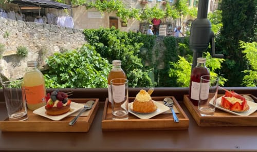 Elegantes Frühstück in La Bouscatière mit Gebäck, frischem Obst, Wein und malerischer Dorfaussicht