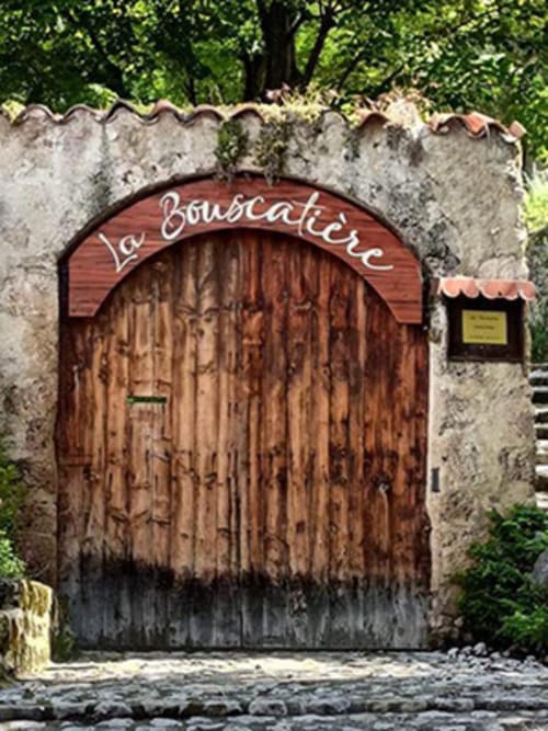 Rustikale Holztür mit Bogengewölbe in La Bouscatière, Gästehaus in Moustiers-Sainte-Marie, Frankreich