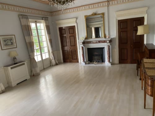 Eleganter Ballsaal mit Kamin, Kronleuchter und glänzenden Parkettböden im Domaine de Bize Mirepoix in der Ariège, Frankreich