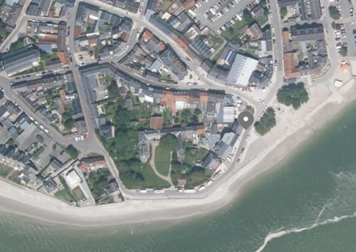 Vue aérienne du Gîte Les Mouettes Blessées, propriété en bord de mer au Crotoy, France avec plage de sable et baie