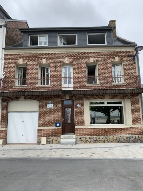 Façade en brique de la Gîte Les Mouettes Blessées avec balcon, entrée et devanture du gîte Le Crotoy
