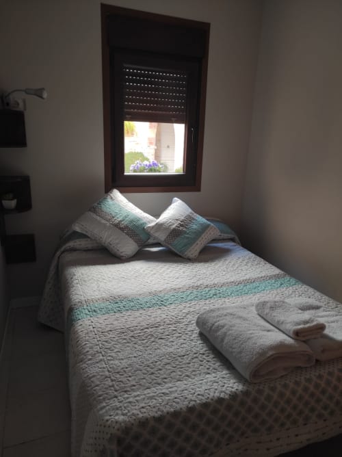 Acogedora habitación en Cuartel del Montsant con vistas a las montañas de La Granadella y cama con sábanas a rayas