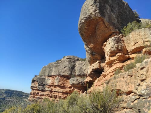 Formaciones rocosas dramáticas con piedra naranja y gris en Cuartel del Montsant, La Granadella