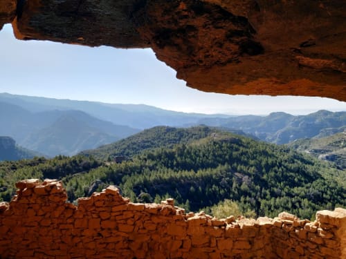 Vista panorámica desde Cuartel del Montsant con picos boscosos y valles en La Granadella