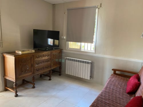 Acogedor apartamento en Cuartel del Montsant con mueble TV de madera, sofá, calefacción radiante y vistas a las montañas