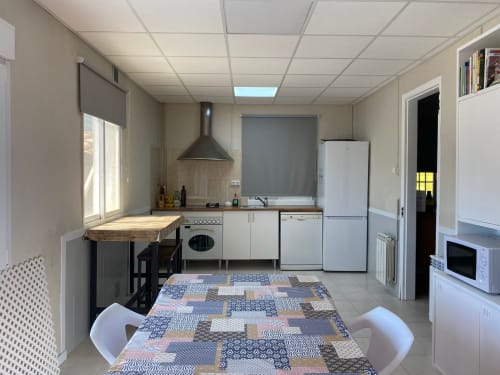 Cocina y comedor modernos en apartamento Cuartel del Montsant con piso de azulejos decorados y vistas a la montaña