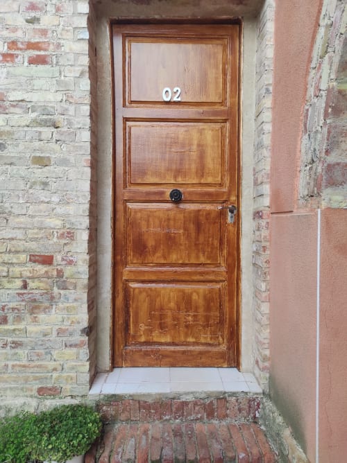 Puerta de madera numerada 02 en el apartamento Cuartel del Montsant en La Granadella, España
