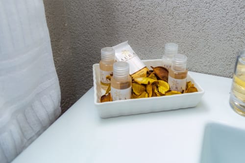 Lussuosi prodotti da bagno in vassoio bianco presso Macramè Fazello, boutique B&B a Sciacca, Italia con articoli da toilette omaggio