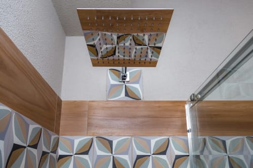 Soffitto bagno moderno con piastrelle geometriche e soffione a cascata nella Nerello Room di Macramè Fazello, Sciacca