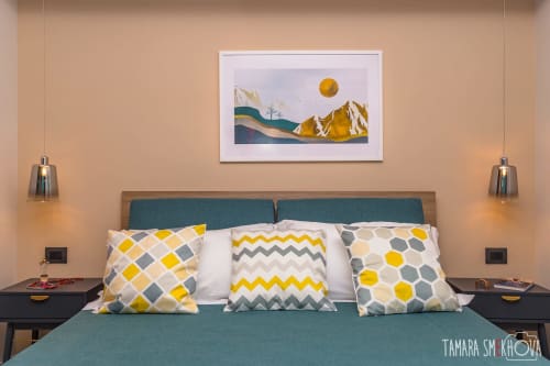 Camera Nerello presso Macramè Fazello a Sciacca con testata letto turchese, cuscini decorati, opera d'arte sole dorata e arredamento moderno