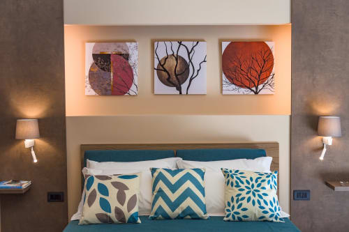 Camera moderna nella Macramè Fazello Nero D'Avola Room a Sciacca con testata teal, cuscini decorati, arte botanica e calore