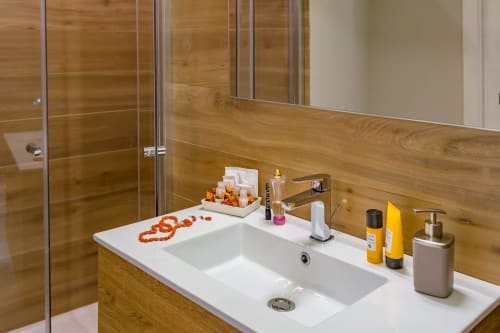 Bagno moderno nella camera Macramè Fazello Nero D'avola a Sciacca con doppio lavabo, rivestimenti in legno e articoli da toilette gratuiti