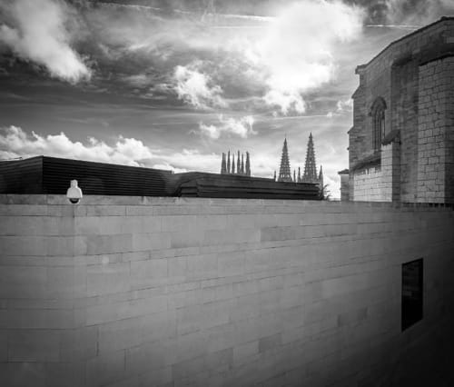 Vista del hito de Burgos desde el apartamento La Quinta Esencia, con las agujas góticas de la catedral visibles sobre la línea de tejados modernos