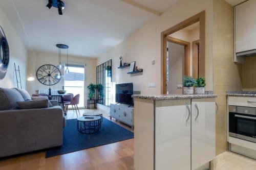 Moderno apartamento de planta abierta en Burgos con cocina, sala de estar, TV y vistas a monumentos de la ciudad