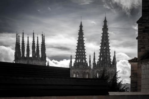 Catedral gótica con torres gemelas de Burgos, España, visible desde el mirador del apartamento La Quinta Esencia
