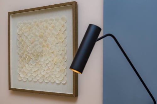 Quadro con conchiglie e lampada da lettura nera nella Cricket Room di Macramè Fazello, Sciacca
