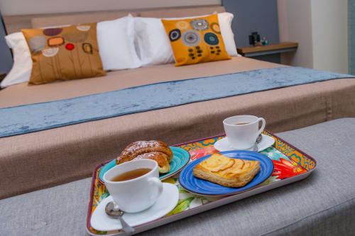 Vassoio colazione con caffè, pasticcini e toast nella Cricket Room dell'hotel Macramè Fazello a Sciacca.